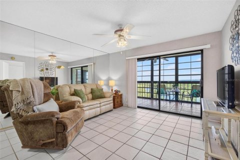 Condo in Saint Petersburg, Florida, 2 bedrooms № 2217240 - photo 17
