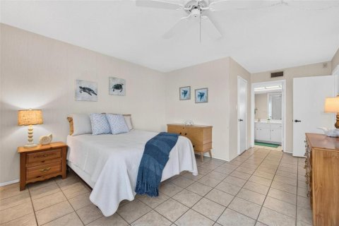 Condo in Saint Petersburg, Florida, 2 bedrooms № 2217240 - photo 21