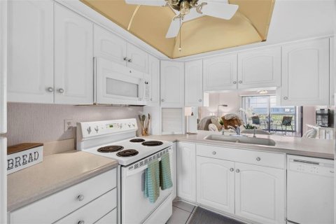Condo in Saint Petersburg, Florida, 2 bedrooms № 2217240 - photo 13