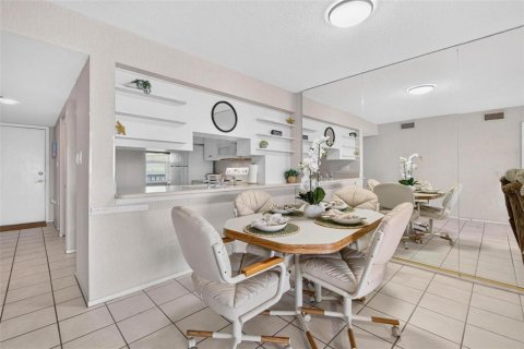 Condo in Saint Petersburg, Florida, 2 bedrooms № 2217240 - photo 15