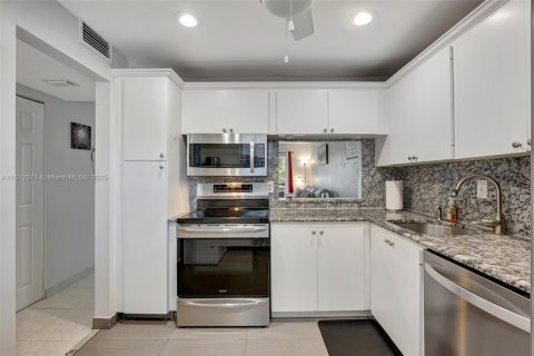 Condo in Margate, Florida, 2 bedrooms № 1959966 - photo 6