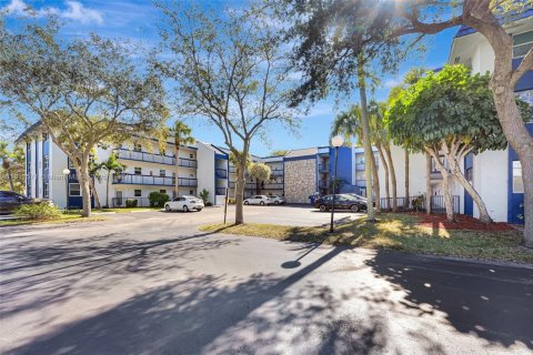 Condo in Margate, Florida, 2 bedrooms № 1959966 - photo 3