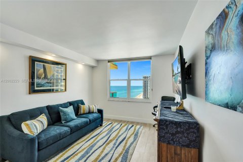 Condo in Hollywood, Florida, 2 bedrooms  № 2170314 - photo 12