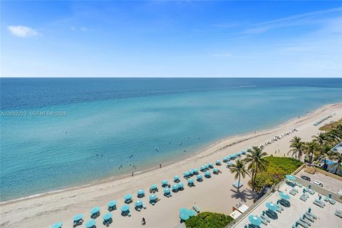Condo in Hollywood, Florida, 2 bedrooms  № 2170314 - photo 29