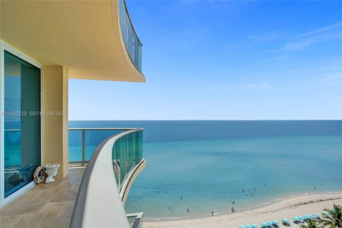 Condo in Hollywood, Florida, 2 bedrooms  № 2170314 - photo 23