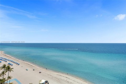 Condo in Hollywood, Florida, 2 bedrooms  № 2170314 - photo 25