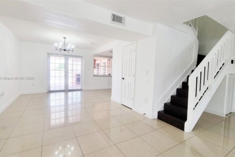 Townhouse in Hialeah, Florida 3 bedrooms, 122.35 sq.m. № 1953693 - photo 4