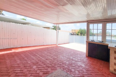 Townhouse in Hialeah, Florida 3 bedrooms, 122.35 sq.m. № 1953693 - photo 13