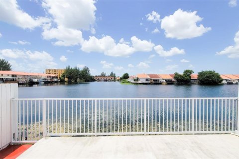Townhouse in Hialeah, Florida 3 bedrooms, 122.35 sq.m. № 1953693 - photo 14