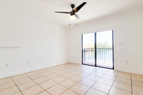 Townhouse in Hialeah, Florida 3 bedrooms, 122.35 sq.m. № 1953693 - photo 19