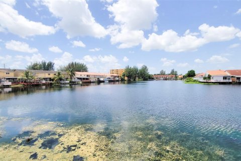 Townhouse in Hialeah, Florida 3 bedrooms, 122.35 sq.m. № 1953693 - photo 16