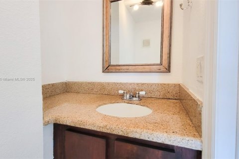 Townhouse in Hialeah, Florida 3 bedrooms, 122.35 sq.m. № 1953693 - photo 10