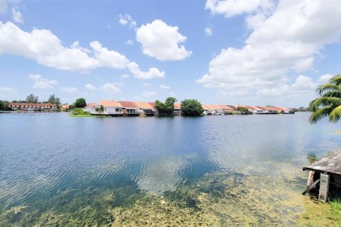 Townhouse in Hialeah, Florida 3 bedrooms, 122.35 sq.m. № 1953693 - photo 17