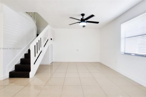 Townhouse in Hialeah, Florida 3 bedrooms, 122.35 sq.m. № 1953693 - photo 2