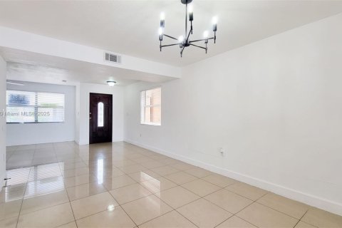 Townhouse in Hialeah, Florida 3 bedrooms, 122.35 sq.m. № 1953693 - photo 9