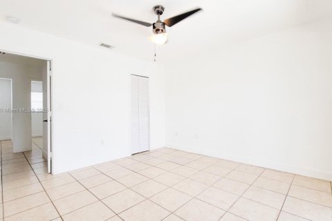 Townhouse in Hialeah, Florida 3 bedrooms, 122.35 sq.m. № 1953693 - photo 21