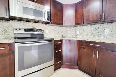 Townhouse in Hialeah, Florida 3 bedrooms, 122.35 sq.m. № 1953693 - photo 8