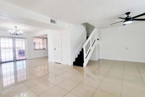 Townhouse in Hialeah, Florida 3 bedrooms, 122.35 sq.m. № 1953693 - photo 1