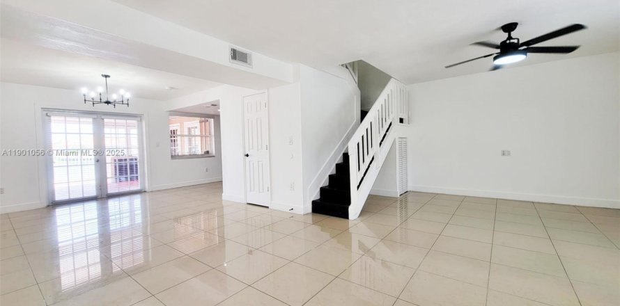 Townhouse in Hialeah, Florida 3 bedrooms, 122.35 sq.m. № 1953693