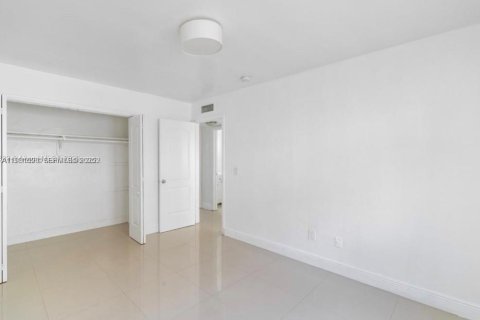 Снять в аренду виллу или дом в Майами, Флорида 2 спальни, 78.04м2, № 1990747 - фото 8