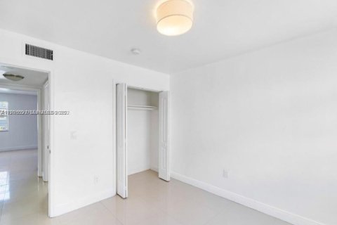 Снять в аренду виллу или дом в Майами, Флорида 2 спальни, 78.04м2, № 1990747 - фото 4