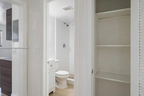 Снять в аренду виллу или дом в Майами, Флорида 2 спальни, 78.04м2, № 1990747 - фото 10