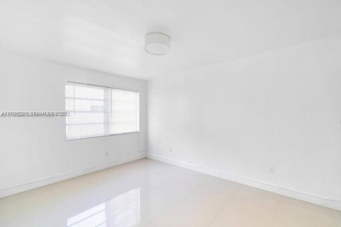 Снять в аренду виллу или дом в Майами, Флорида 2 спальни, 78.04м2, № 1990747 - фото 9