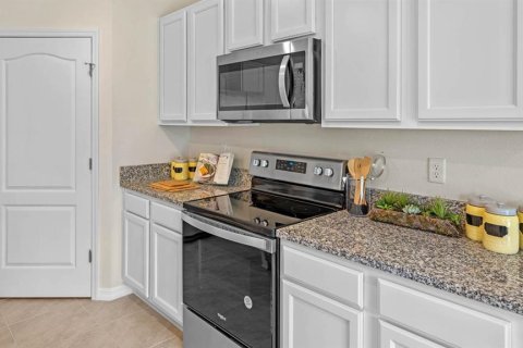 House in Haines City, Florida 5 bedrooms, 241.64 sq.m. № 1759601 - photo 9