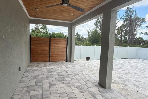 House in North Port, Florida 3 bedrooms, 183.39 sq.m. № 2226989 - photo 3