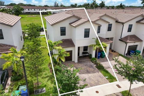 Townhouse in Miami, Florida 3 bedrooms, 157.47 sq.m. № 2087317 - photo 2