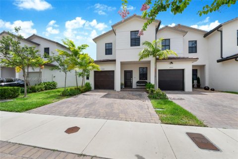 Townhouse in Miami, Florida 3 bedrooms, 157.47 sq.m. № 2087317