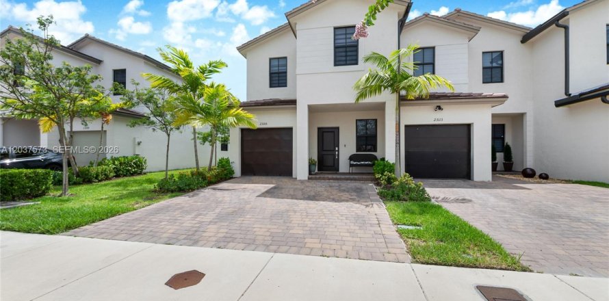 Townhouse in Miami, Florida 3 bedrooms, 157.47 sq.m. № 2087317