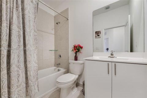 Townhouse in Miami, Florida 3 bedrooms, 157.47 sq.m. № 2087317 - photo 13