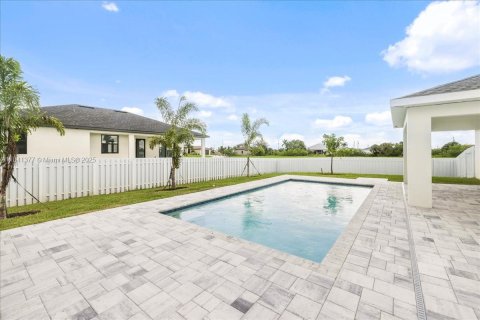 House in Cape Coral, Florida 4 bedrooms, 164.16 sq.m. № 1836644 - photo 1