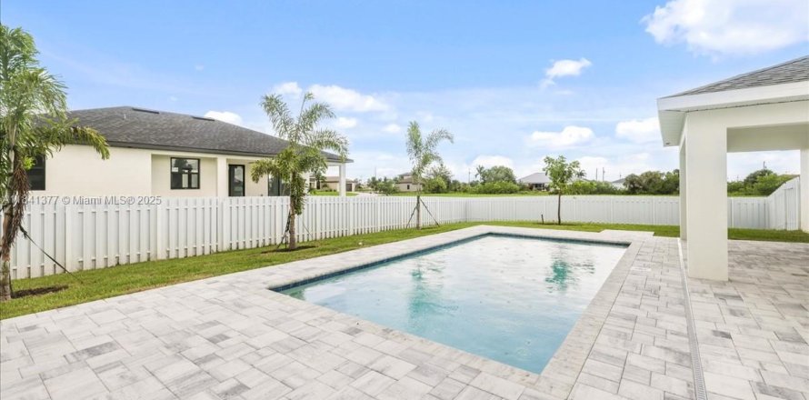 House in Cape Coral, Florida 4 bedrooms, 164.16 sq.m. № 1836644