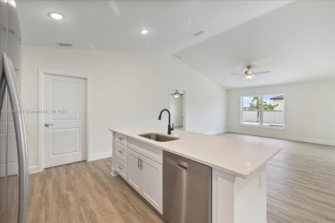 House in Cape Coral, Florida 4 bedrooms, 164.16 sq.m. № 1836644 - photo 6