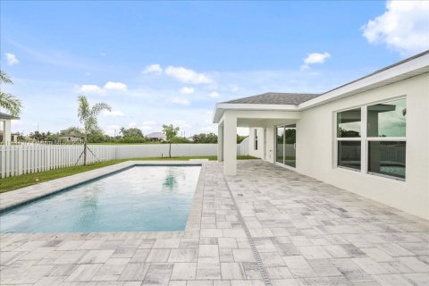 House in Cape Coral, Florida 4 bedrooms, 164.16 sq.m. № 1836644 - photo 28