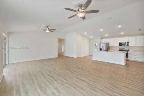 House in Cape Coral, Florida 4 bedrooms, 164.16 sq.m. № 1836644 - photo 9