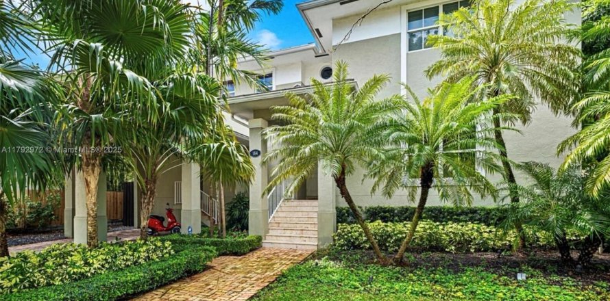 House in Key Biscayne, Florida 5 bedrooms, 333.98 sq.m. № 1696889