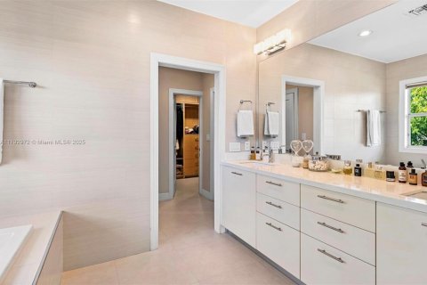 House in Key Biscayne, Florida 5 bedrooms, 333.98 sq.m. № 1696889 - photo 12