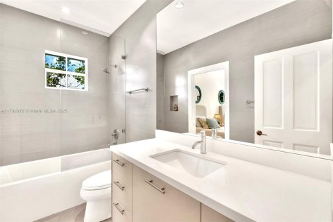 House in Key Biscayne, Florida 5 bedrooms, 333.98 sq.m. № 1696889 - photo 17