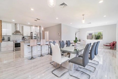House in North Miami Beach, Florida 3 bedrooms, 149.11 sq.m. № 2035321 - photo 6
