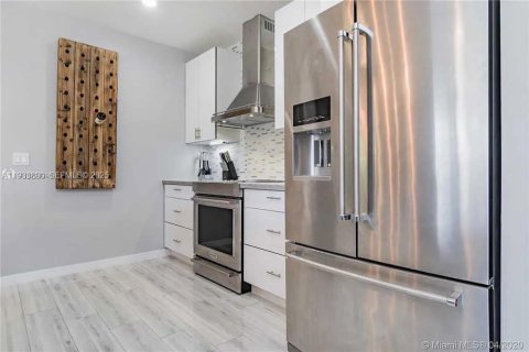 House in North Miami Beach, Florida 3 bedrooms, 149.11 sq.m. № 2035321 - photo 11