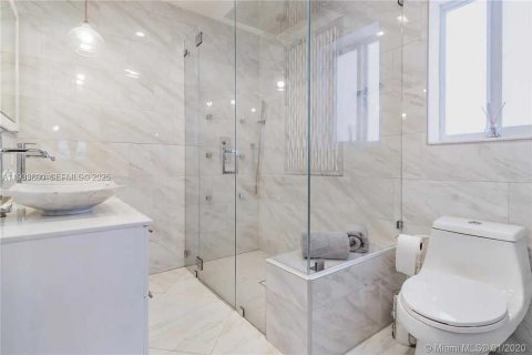 House in North Miami Beach, Florida 3 bedrooms, 149.11 sq.m. № 2035321 - photo 24