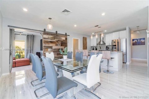 House in North Miami Beach, Florida 3 bedrooms, 149.11 sq.m. № 2035321 - photo 18