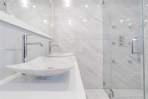 House in North Miami Beach, Florida 3 bedrooms, 149.11 sq.m. № 2035321 - photo 26