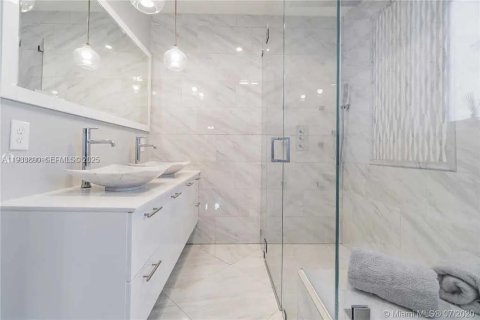 House in North Miami Beach, Florida 3 bedrooms, 149.11 sq.m. № 2035321 - photo 27