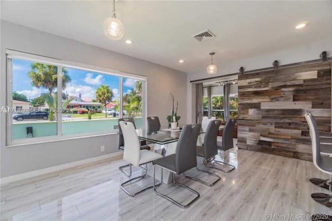 House in North Miami Beach, Florida 3 bedrooms, 149.11 sq.m. № 2035321 - photo 16