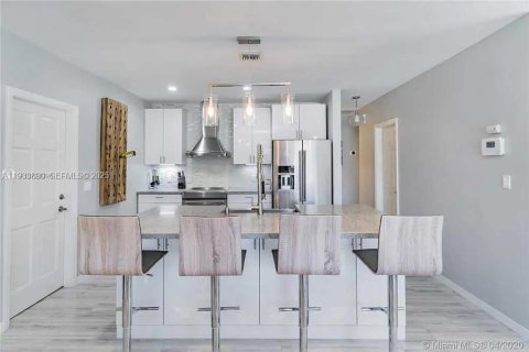 House in North Miami Beach, Florida 3 bedrooms, 149.11 sq.m. № 2035321 - photo 8
