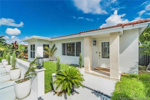 House in North Miami Beach, Florida 3 bedrooms, 149.11 sq.m. № 2035321 - photo 5